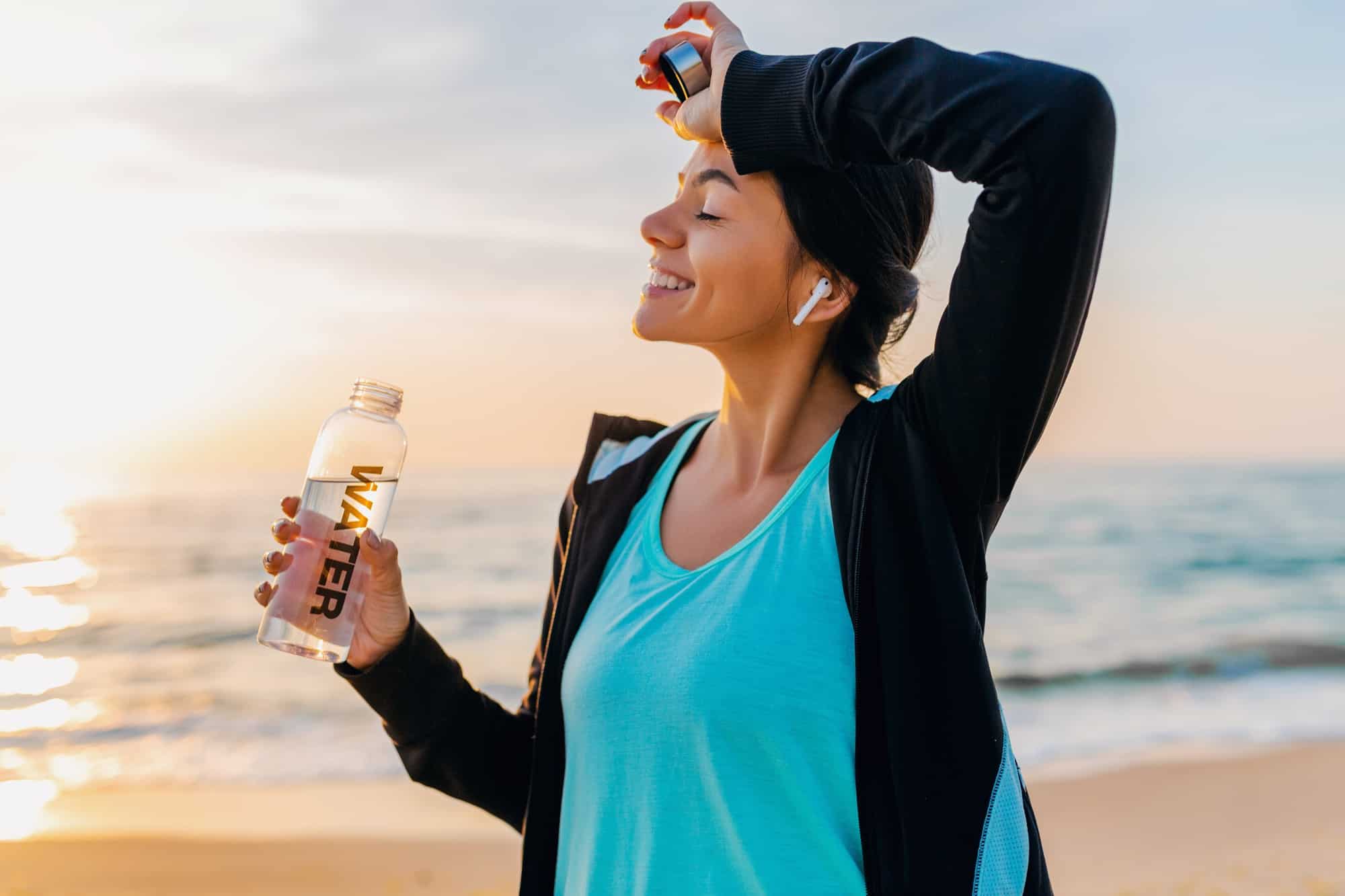 Девушка на фитнесе с бутылкой у моря. Thirsty Drink. Веселые картинки с водой. Fashion healthy Bottle. Что попить для энергии женщинам